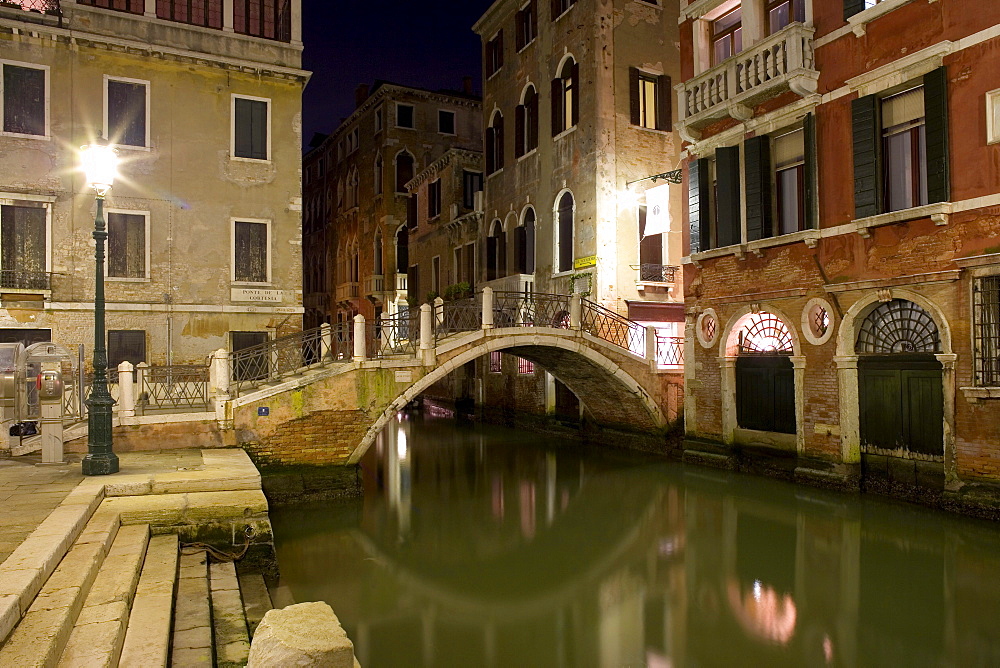 Houses along a narrow canal, Ponte de la Cortesia am Campo Manin, Venice, Italy, Europe