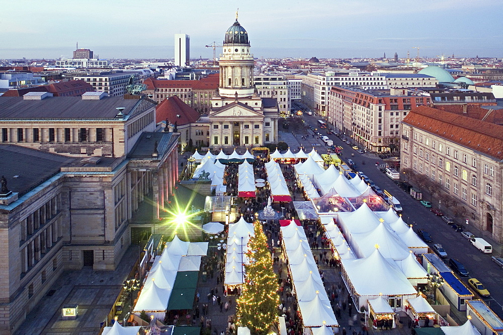 Christmas market, Franzoesischer Dom, Gendarmenmarkt, Berlin, Germany