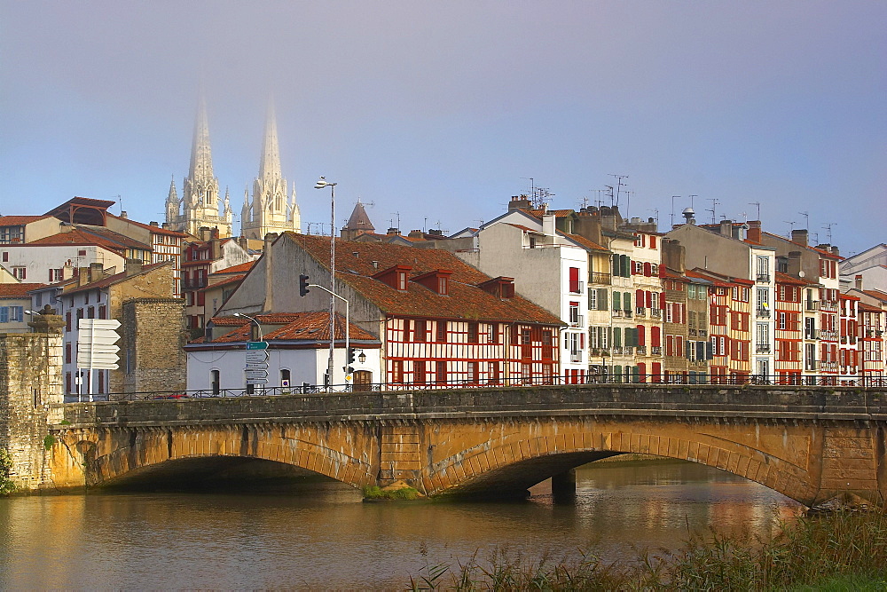 Bridge over the river Nive in the morning light, Cathedral and half-timbered houses in the background, The Way of St. James, Roads to Santiago, Voie du littoral, Coastal Way, Chemins de Saint-Jacques, Bayonne, Dept. PyrâˆšÃ‰Â¬Â©nâˆšÃ‰Â¬Â©es-Atlantiques, RâˆšÃ‰Â¬Â©gion Aquitaine, France, Europe