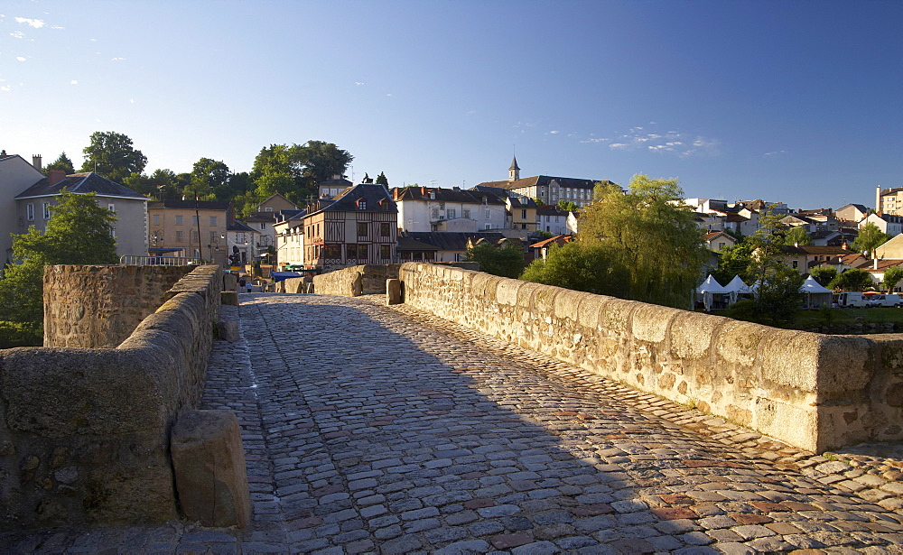 Pont Saint Etienne over the Vienne river in the morning light, The Way of St. James, Chemins de Saint-Jacques, Via Lemovicensis, Limoges, Dept. Haute-Vienne, RâˆšÃ‰Â¬Â©gion Limousin, France, Europe