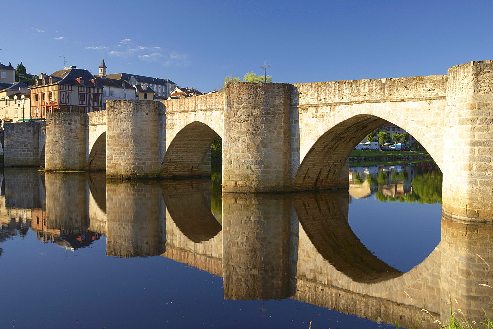 Pont Saint Etienne over the Vienne river, The Way of St. James, Chemins de Saint-Jacques, Via Lemovicensis, Limoges, Dept. Haute-Vienne, RâˆšÃ‰Â¬Â©gion Limousin, France, Europe