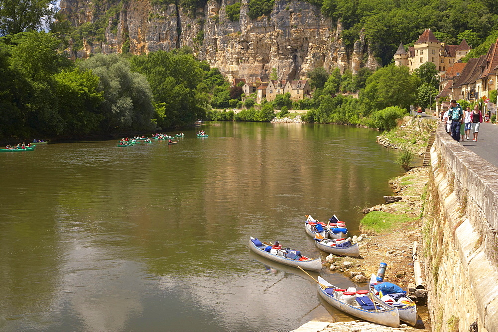 La Roque-GagâˆšÃ‰Â¬Â©ac along the Dordogne river, The Way of St. James, Roads to Santiago, Chemins de Saint-Jacques, Via Lemovicensis, Dept. Dordogne, RâˆšÃ‰Â¬Â©gion Aquitaine, France, Europe