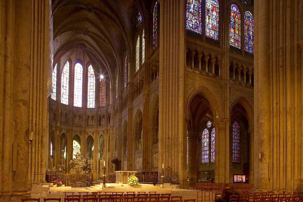 Inside Notre Dame Cathedral in Chartres, Chartres Cathedral, Nave, The Way of Saint James, Chemins de Saint-Jacques, Via Turonensis, Chartres, Dept. Eure-et-Loir, RâˆšÃ‰Â¬Â©gion Centre, France, Europe