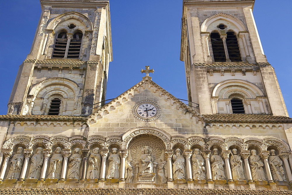 Church of Saint James, West facade with sculptures, The Way of Saint James, Chemins de Saint-Jacques, Via Turonensis, Chatellerault, Dept. Indre-et-Loire, RâˆšÃ‰Â¬Â©gion Poitou-Charentes, France, Europe