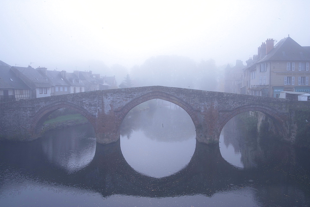 Pont Vieux over the river Lot in the morning mist, Autumn, The Way of St. James, Chemins de Saint Jacques, Via Podiensis, Espalion, Dept. Aveyron, RâˆšÃ‰Â¬Â©gion Midi-PyrâˆšÃ‰Â¬Â©nâˆšÃ‰Â¬Â©es, France, Europe