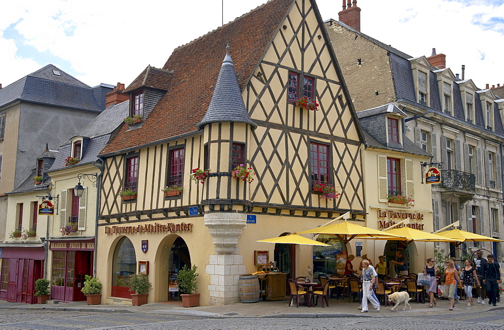 Old city of Bourges with restaurants, The Way of St. James, Chemins de Saint Jacques, Via Lemovicensis, Bourges, Dept. Cher, RâˆšÃ‰Â¬Â©gion Centre, France, Europe