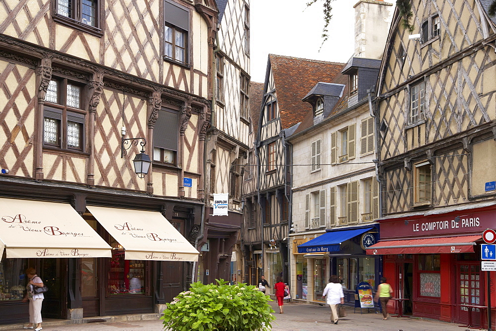 Old city of Bourges with Place Gordaine, The Way of St. James, Chemins de Saint Jacques, Via Lemovicensis, Bourges, Dept. Cher, RâˆšÃ‰Â¬Â©gion Centre, France, Europe