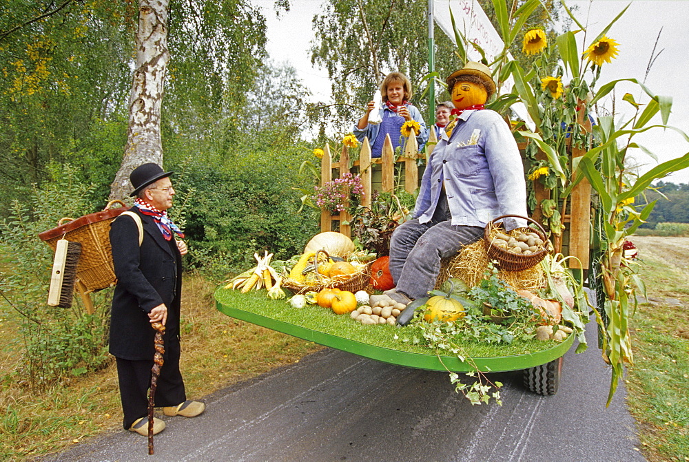 Kiepenkerl (mobile trader), and float at harvest festival in Ostbevern-Brock, Muensterland, North Rhine-Westphalia, Germany