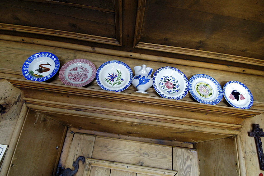 Plates above the door of a farmhouse parlour, Hotel Zirmerhof, Radein, South Tyrol, Italy, Europe