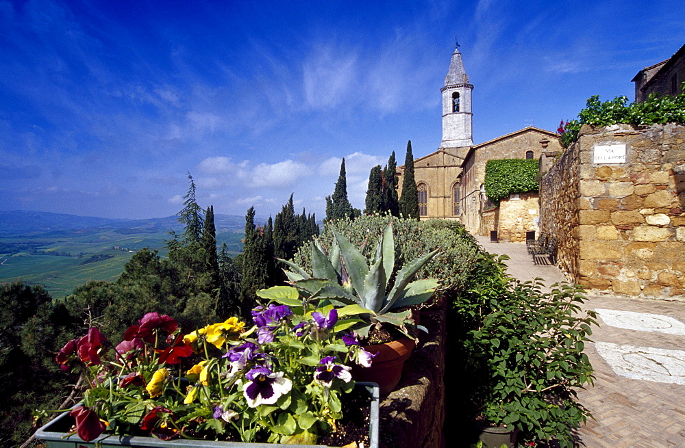 View at a church in the sunlight, Via dellâˆšÃ‡Â¬Â¥Amore, Pienza, Val dâˆšÃ‡Â¬Â¥Orcia, Tuscany, Italy, Europe