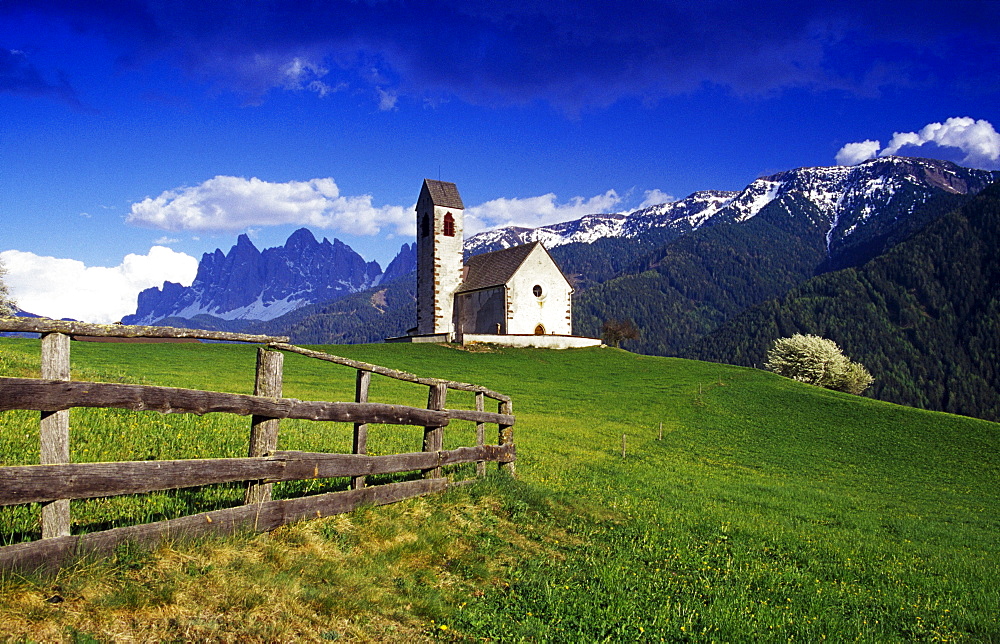 Chapel San Jacopo, Val di Funes, Dolomite Alps, South Tyrol, Italy