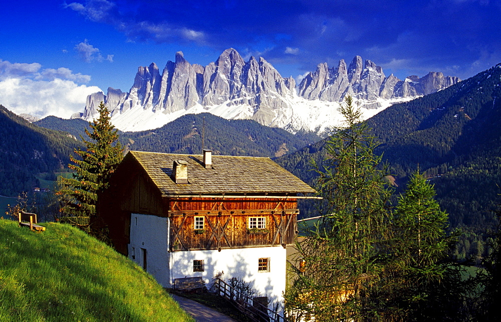 Farm house, view to Le Odle, Val di Funes, Dolomite Alps, South Tyrol, Italy