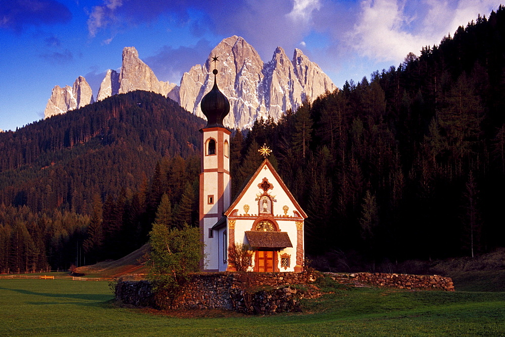 St. Johan in Ranui, view to Le Odle, Val di Funes, Dolomite Alps, South Tyrol, Italy