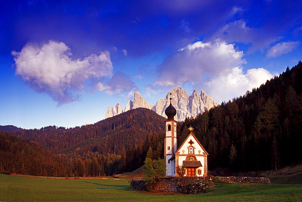 St. Johan in Ranui, view to Le Odle, Val di Funes, Dolomite Alps, South Tyrol, Italy