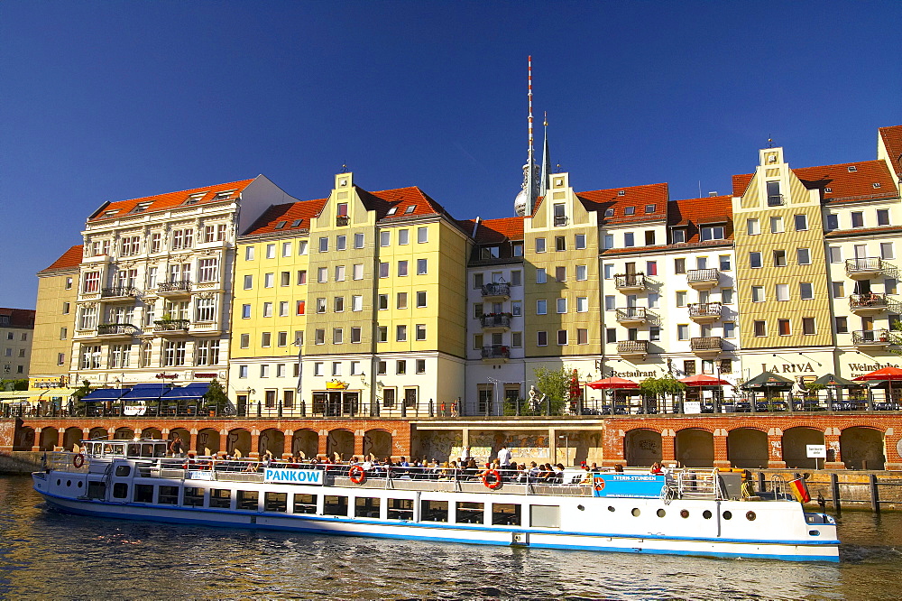 with the houseboat through Berlin Nikolaiviertel, Spree, bank of river Spree, Germany, Europe