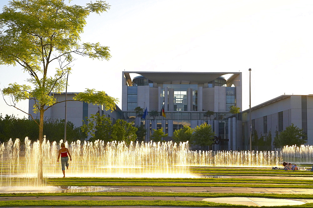 Kanzleramt with fountainl in the quarter with government offices in Berlin Mitte (Regierungsviertel), Spree, Germany, Europe