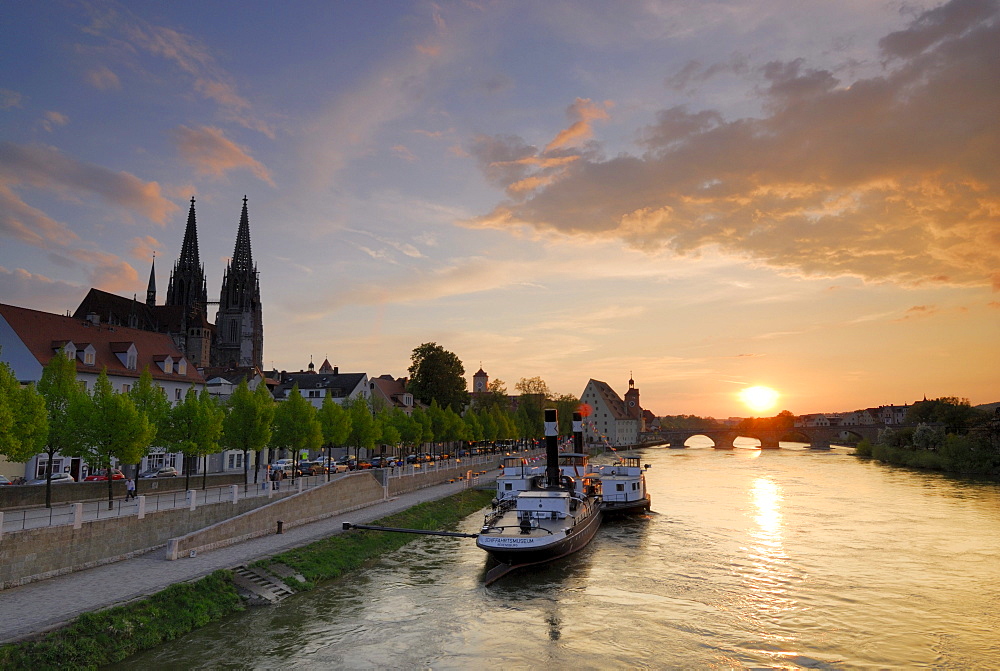 View to Old town with Regensburg cathedral in the evening, Regensburg, Upper Palatinate, Bavaria, Germany