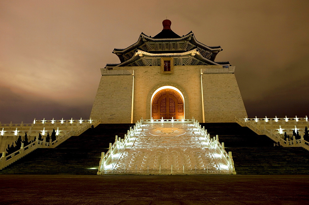 Chiang Kai-shek Memorial Hall at night, Taipei, Taiwan, Asia