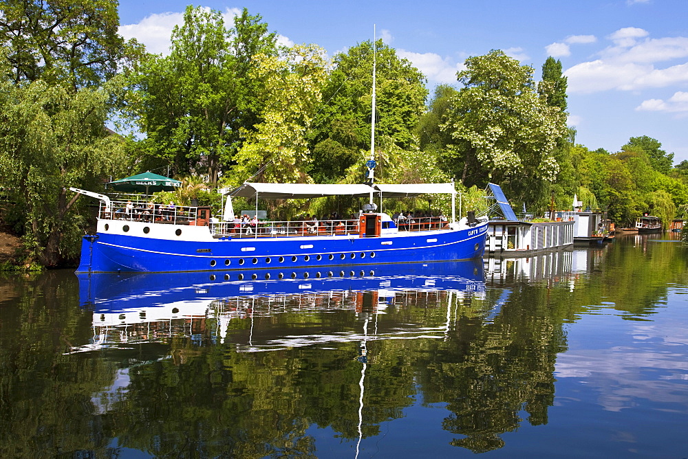 Captn Schillow boat restaurant and cafe near Charlottenburg gate at Landwehr Canal in Tiergarten, Berlin, Germany