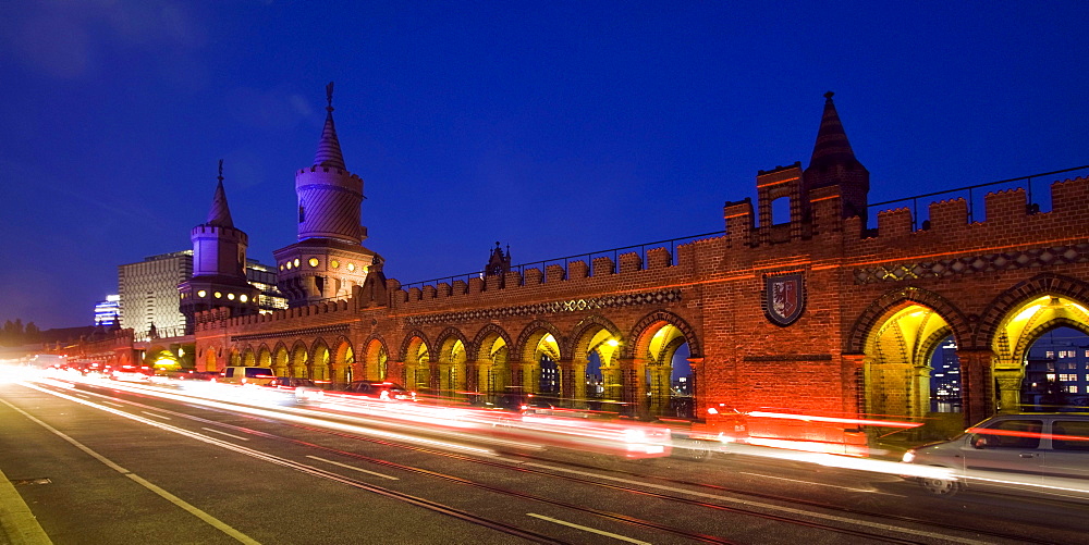 Oberbaum bridge, arcades, traffic, Friedrichshain-Kreuberg, Berlin