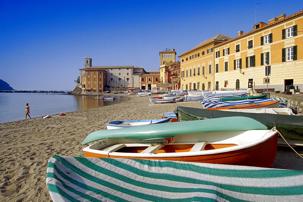 Boats on the beach at Baia del Silenzio bay in the sunlight, Sestri Levante, Liguria, Italian Riviera, Italy, Europe