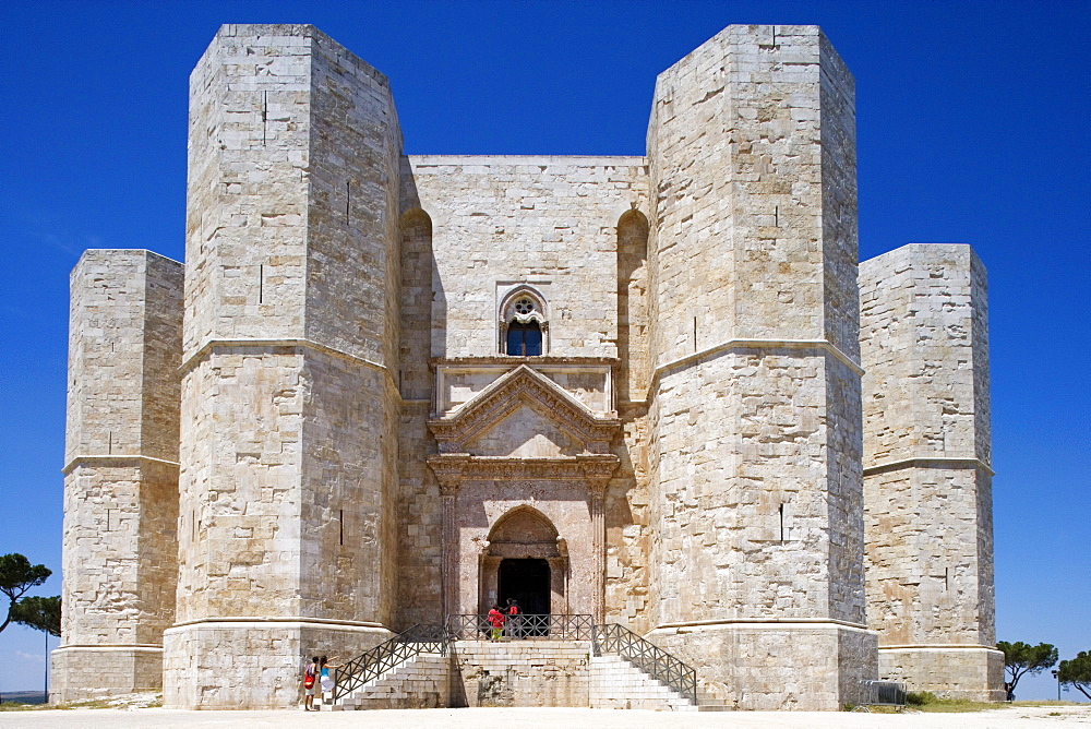 Castel del Monte, built 1240-50 by the holy roman emperor Frederick II., Andria, Puglia, Italy