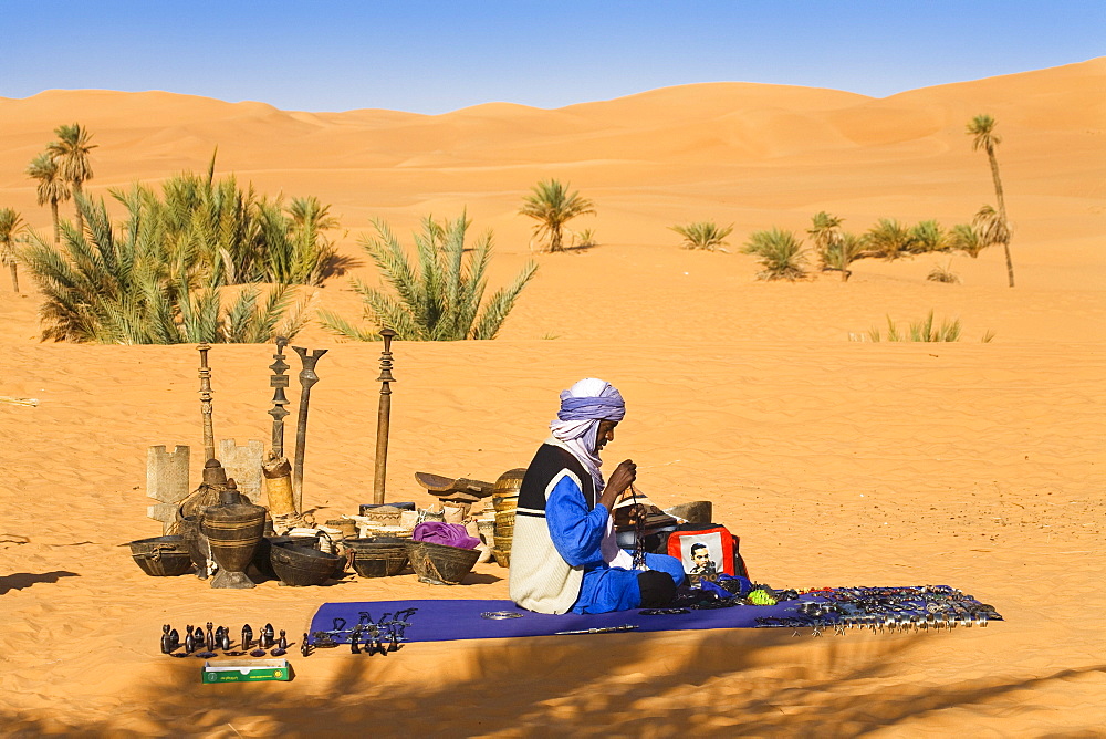 Tuareg selling souvenirs at Mandara Lakes, oasis Um el Ma, libyan desert, Libya, Sahara, North Africa