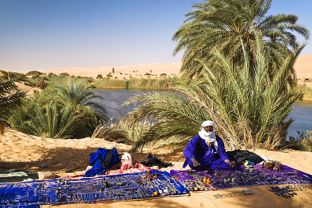 Tuareg selling souvenirs at Mandara Lakes, oasis Um el Ma, libyan desert, Libya, Sahara, North Africa