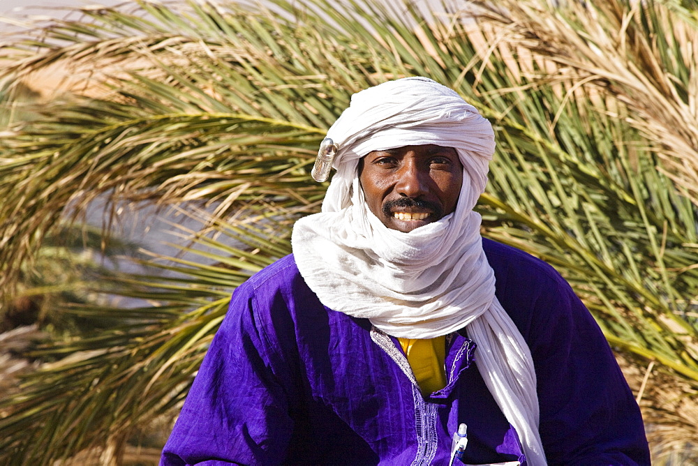 Tuareg selling souvenirs at Mandara Lakes, oasis Um el Ma, libyan desert, Libya, Sahara, North Africa