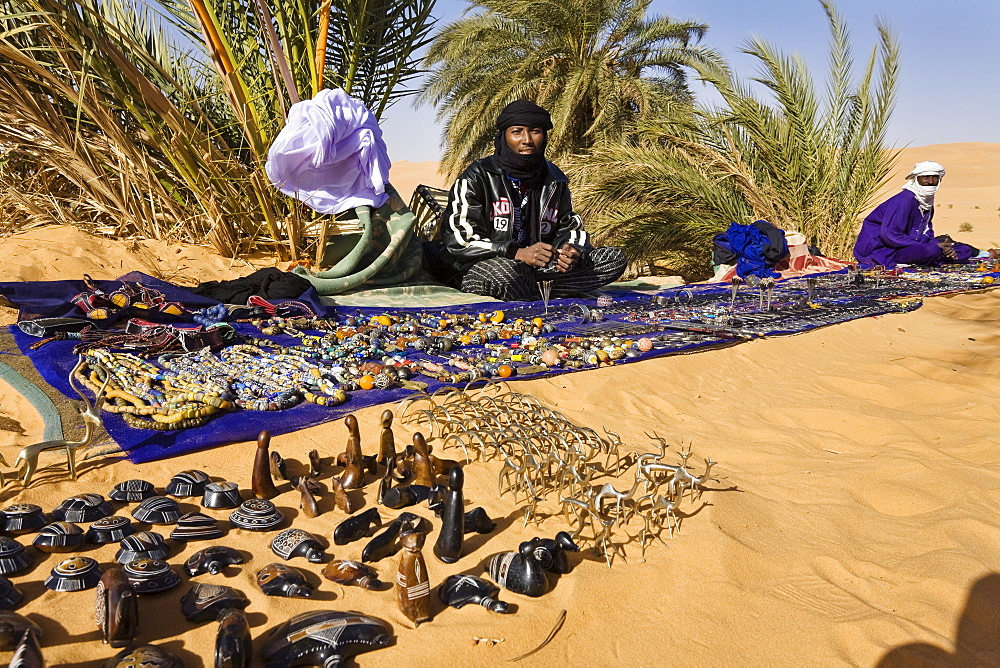 Tuareg selling souvenirs at Mandara Lakes, oasis Um el Ma, libyan desert, Libya, Sahara, North Africa