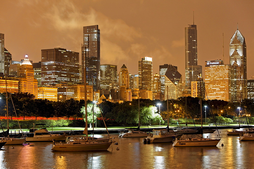 Lake Michigan and Chicago skyline seen from Shedd Aquarium, Chicago, Illinois, USA