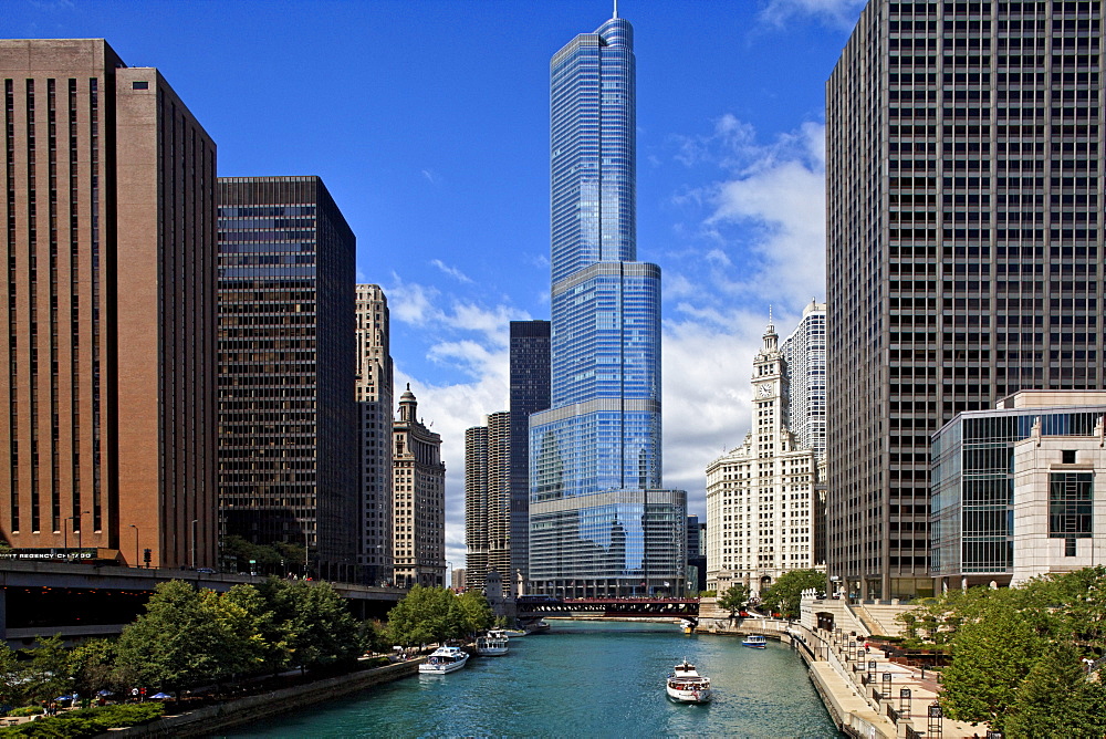 Cruise on Chicago River, Trump Tower in the background, Chicago, Illinois, USA