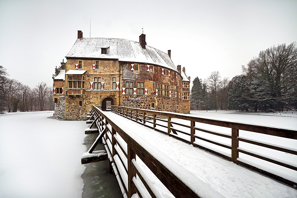 Vischering moated castle, near Luedinghausen, Muensterland, North Rhine-Westphalia, Germany