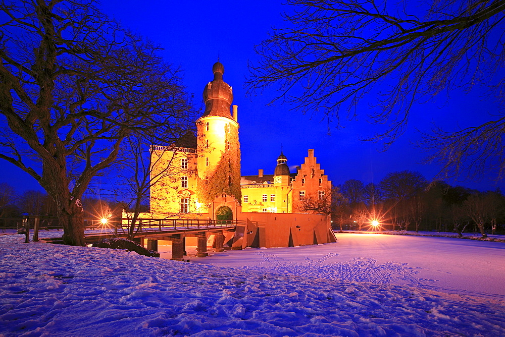 Gemen moated castle, near Borken, Muensterland, North Rhine-Westphalia, Germany