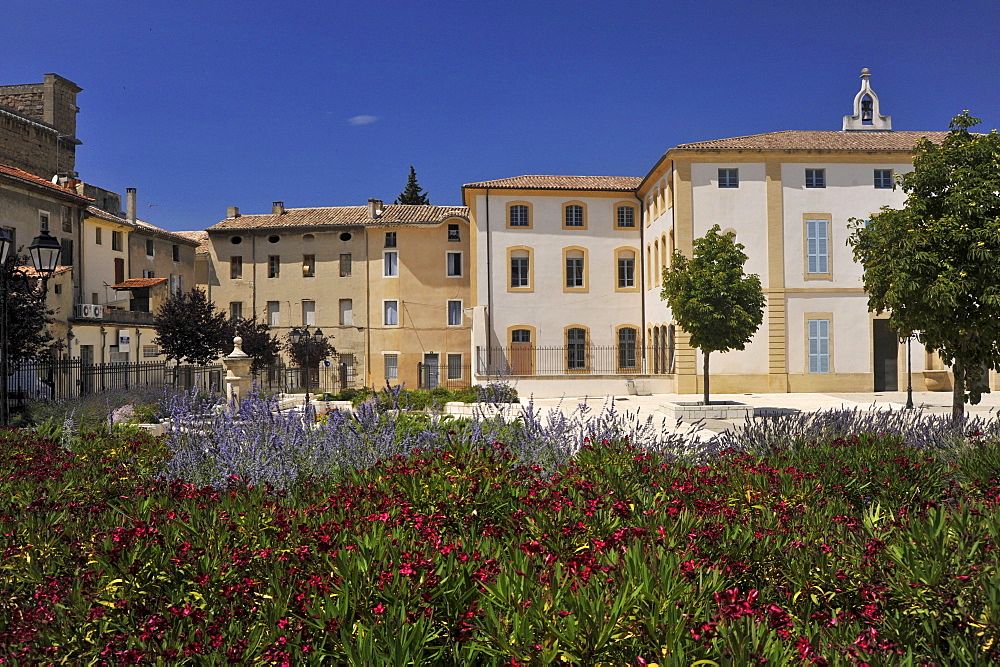 Buildings at place Cours Pourtoules, Orange, Provence, France, Europe