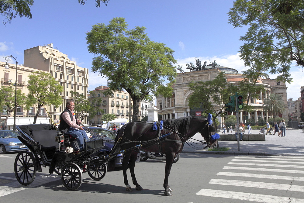 Horse coach in front of Politeama Garibaldi Theater, Palermo, Province Palermo, Sizily, Italy, Europe