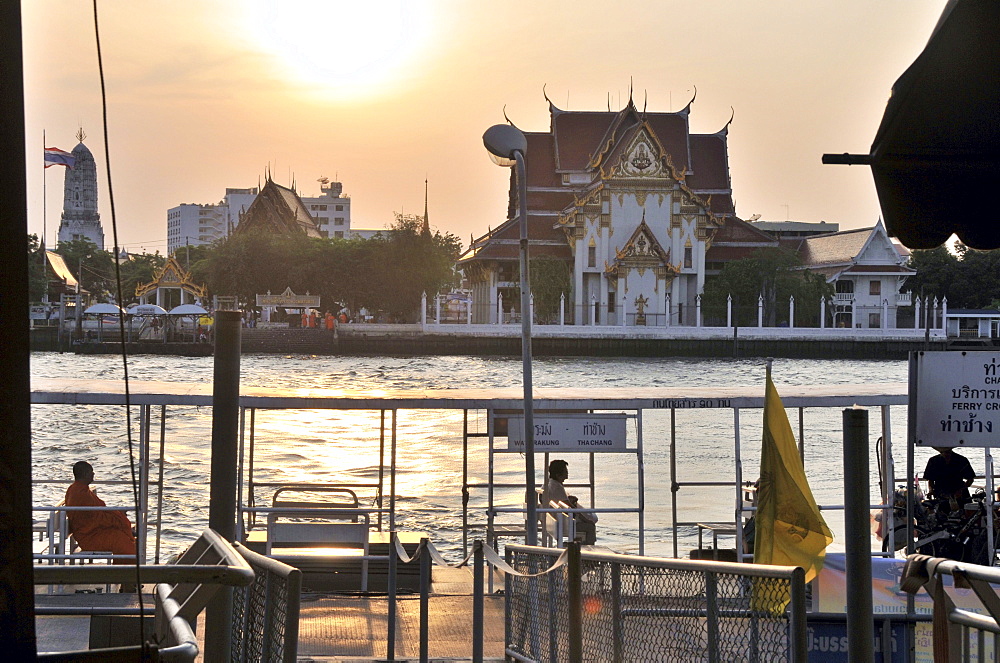 People at the river of Menam Chao at sunrise, Bangkok, Thailand, Thailand, Asia