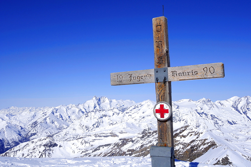 Cross at the summit of Hocharn, Grossglockner in the background, Hocharn, Rauriser Tal valley, Goldberggruppe mountain range, Hohe Tauern mountain range, Salzburg, Austria