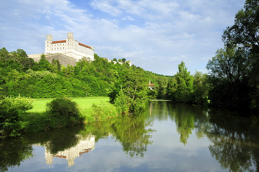 View of castle Willibaldsburg, Altmuehltal cycle trail, Altmuehl valley nature park, Altmuehl, Eichstaett, Bavaria, Germany