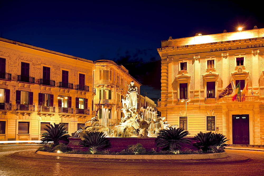 Artemide fountain, Fontana di Artemide, Ortigia, Syracuse, Sicily, Italy