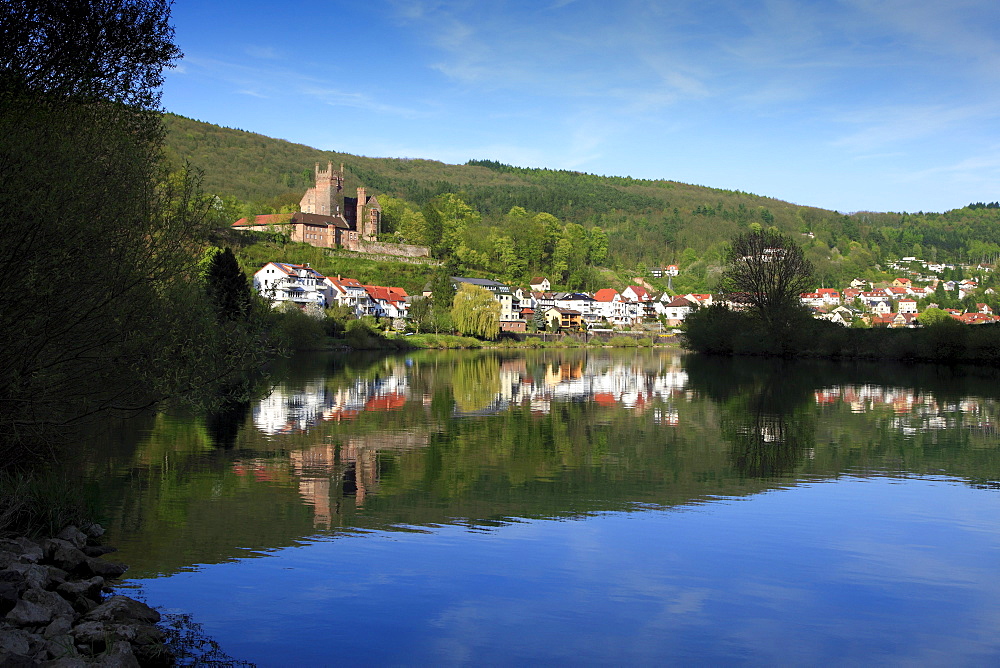 View over Neckar river to Mittelburg castle, Neckarsteinach, Neckar, Baden-Wuerttemberg, Germany