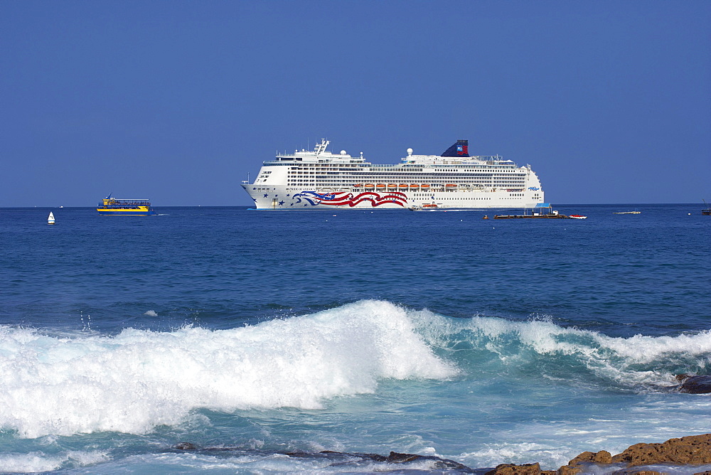 Cruise ship in the sunlight, Kailua Kona, Big Island, Hawaii, USA, America