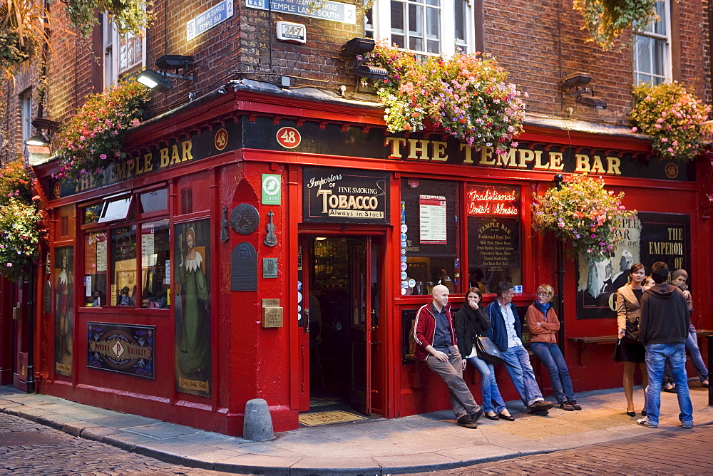 People outside The Temple Bar in Temple Bar district in the evening, Dublin, County Dublin, Leinster, Ireland, Europe