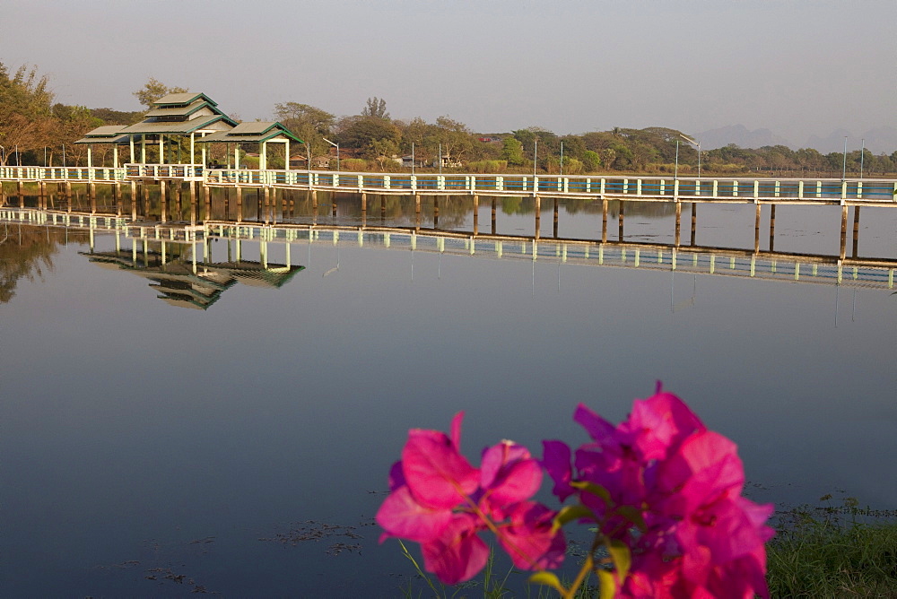 Kan Tar Yar Lake and bridge in the evening, Hpa-An, Kayin State, Myanmar, Birma, Asia