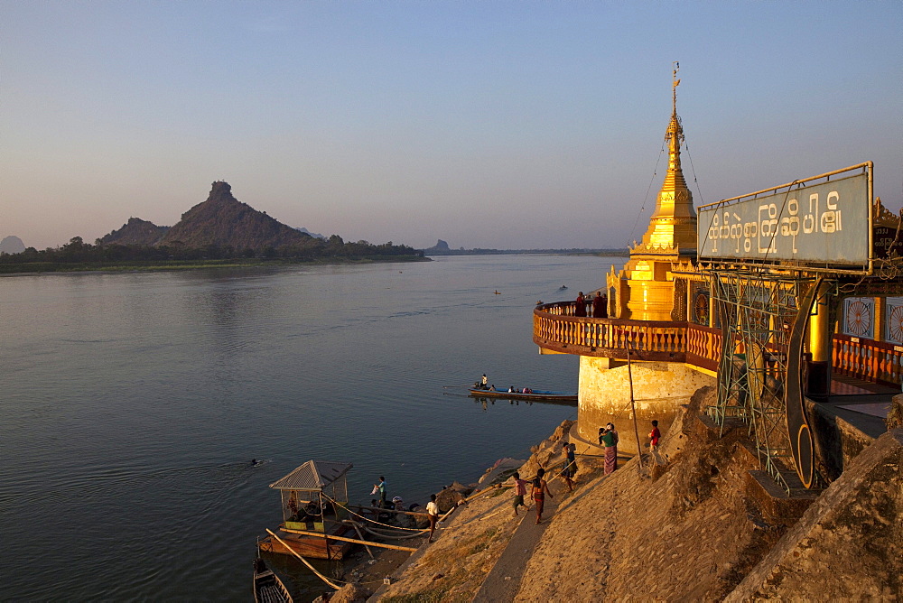 Shwe Yin Myaw Pagoda at the Thanlwin river at sunset, Hpa-An, Kayin State, Myanmar, Birma, Asia