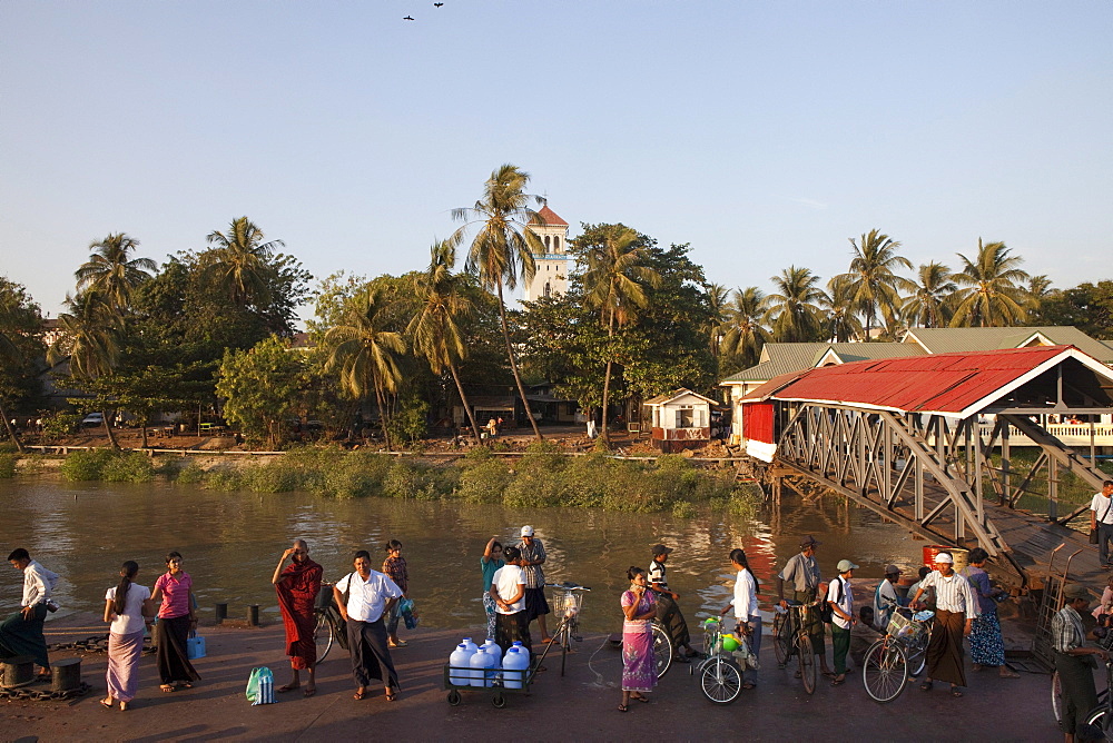 People waiting at ferry port at the Ayeyarwady River in Rangon, Myanmar, Birma, Asia