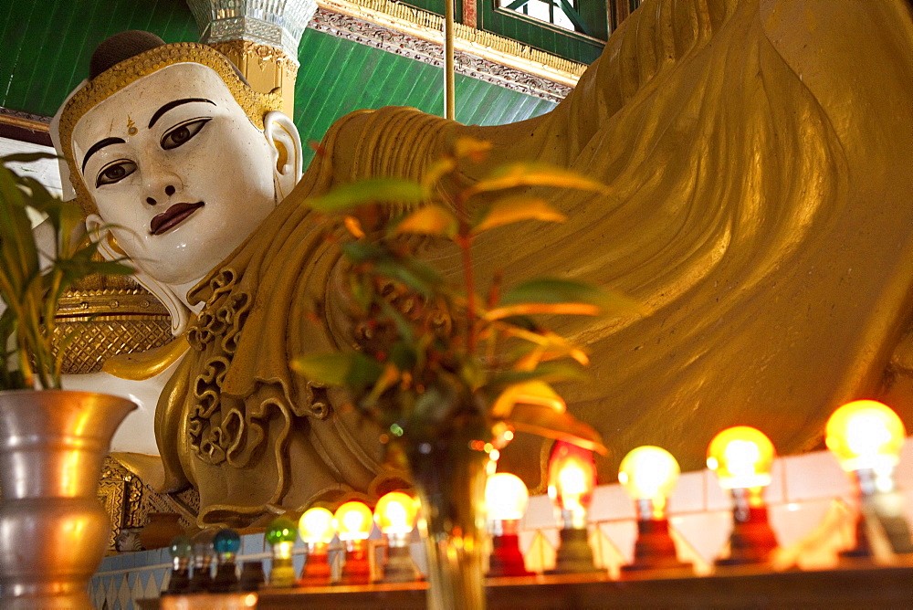 Lying Buddha inside buddhistic Kyaik Thanlan Pagoda, Mawlamyaing, Mon State, Myanmar, Birma, Asia