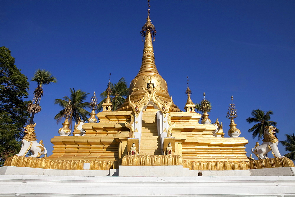 Golden Stupa of the buddhistic Aung Theikdi Pagoda under blue sky, Mawlamyaing, Mon State, Myanmar, Birma, Asia