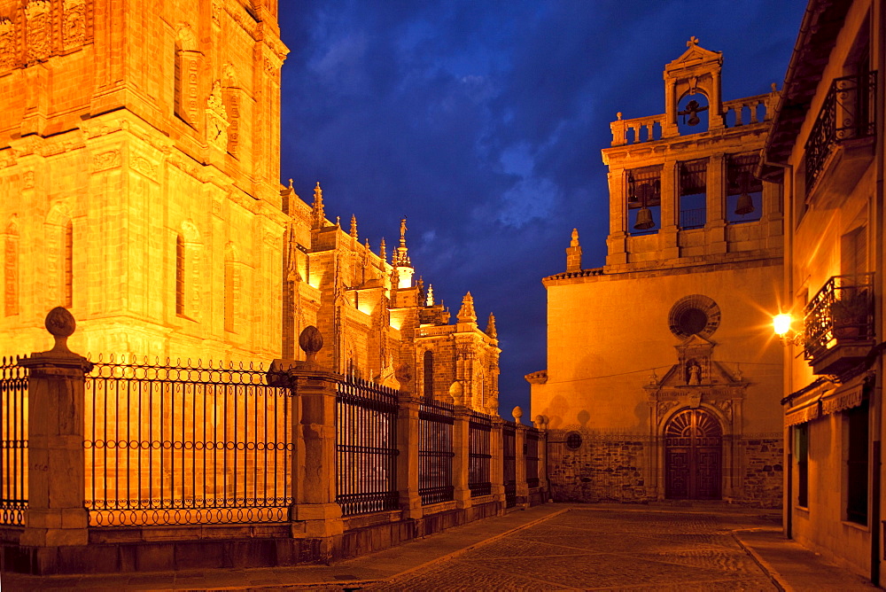 Astorga cathedral at night, Camino Frances, Way of St. James, Camino de Santiago, pilgrims way, UNESCO World Heritage, European Cultural Route, Astorga, province of Leon, Old Castile, Castile-Leon, Castilla y Leon, Northern Spain, Spain, Europe