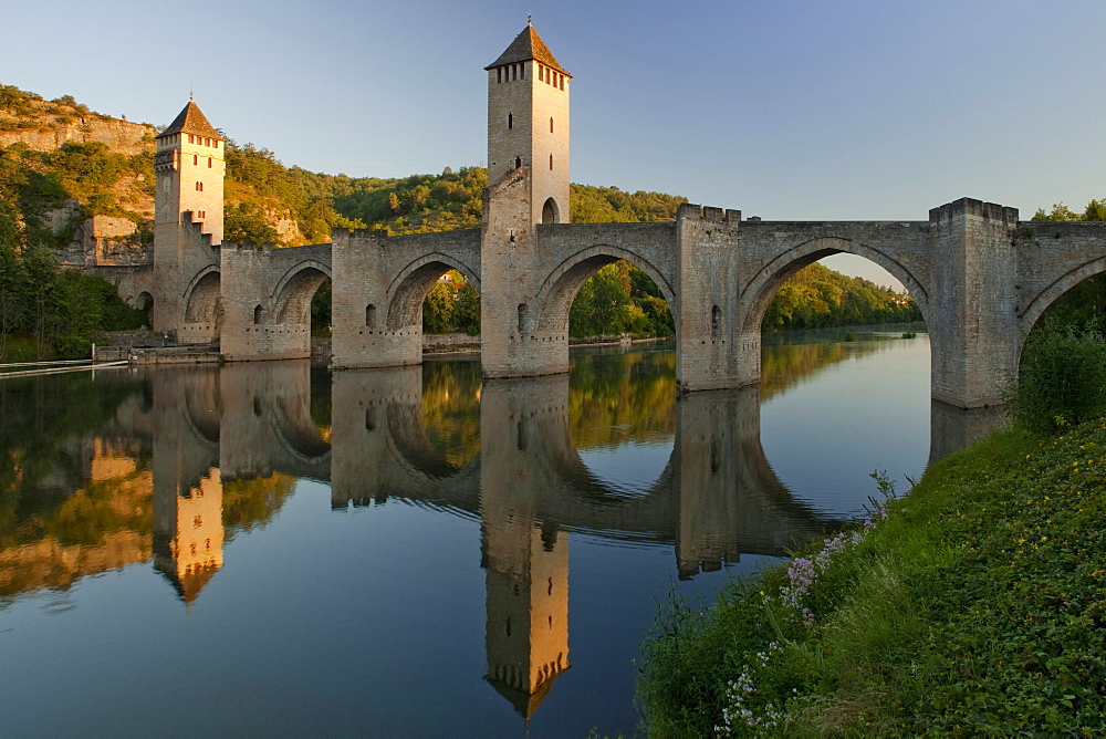 Fourteenth century stone arch bridge crossing the Lot River, Pont Valentre, Valentre bridge, Cahors, Via Podiensis, Way of St. James, Camino de Santiago, pilgrims way, UNESCO World Heritage Site, European Cultural Route, Lot, Southern France, Europe